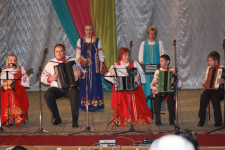 Выступление ансамбля народных инструментов на сцене РДК.